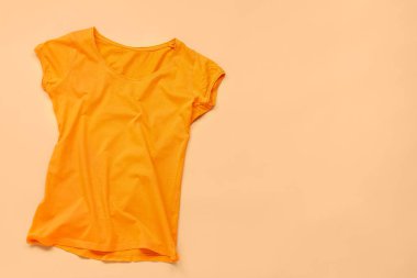 Renkli arkaplanda şık t-shirt