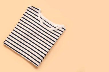 Renkli arkaplanda şık t-shirt