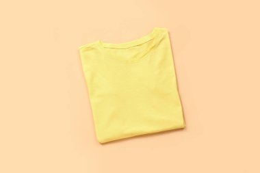 Renkli arkaplanda şık t-shirt