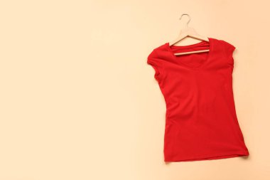 Renkli arkaplanda şık t-shirt