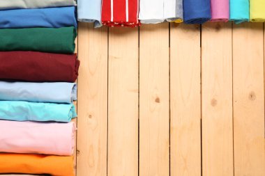 Ahşap arka planda farklı tarz tişörtler.