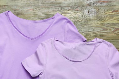 Ahşap arka planda farklı tarz tişörtler.