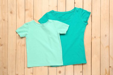 Ahşap arka planda farklı tarz tişörtler.