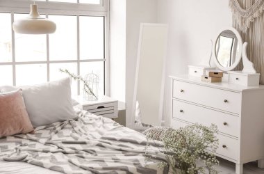 İçinde bahar çiçekleri olan güzel, modern bir yatak odası.