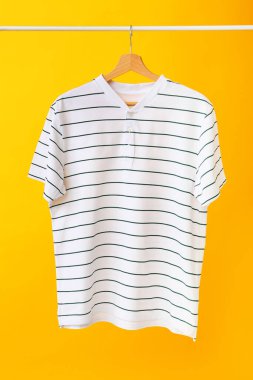 Renkli arkaplanda şık t-shirt