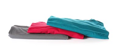 Beyaz arkaplanda şık tişörtler