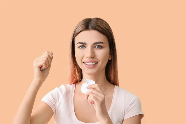 Hermosa Mujer Joven Con Hilo Dental Fondo Color — Foto de Stock