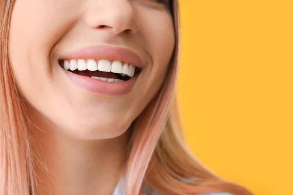 背景色 クローズ アップで健康的な歯を持つ若い女性 — ストック写真