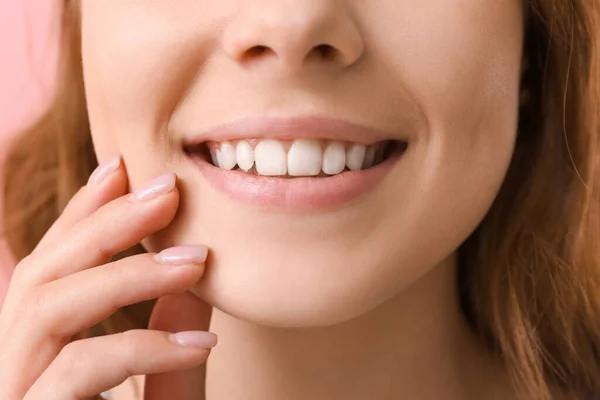 Junge Frau Mit Gesunden Zähnen Nahaufnahme — Stockfoto