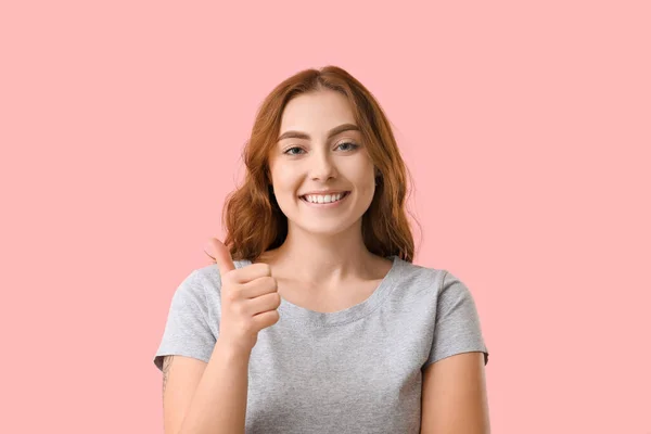 Vacker Ung Kvinna Med Friska Tänder Visar Tummen Upp Gest — Stockfoto