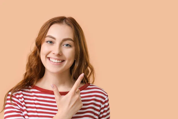 Junge Frau Mit Gesunden Zähnen Auf Farbigem Hintergrund — Stockfoto