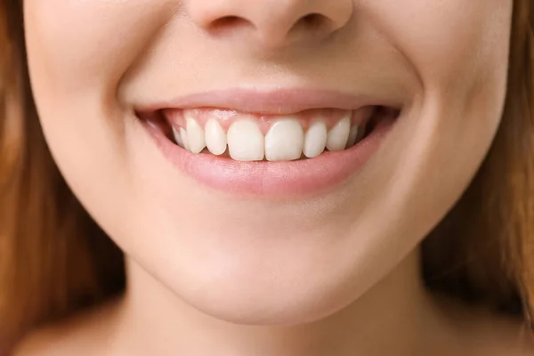 Giovane Donna Con Denti Sani Primo Piano — Foto Stock