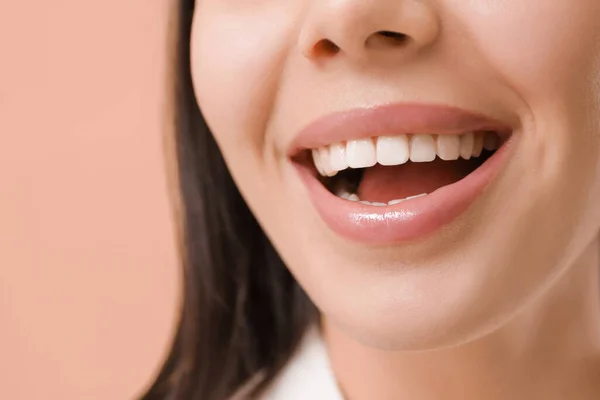 Giovane Donna Con Denti Sani Sfondo Colore Primo Piano — Foto Stock