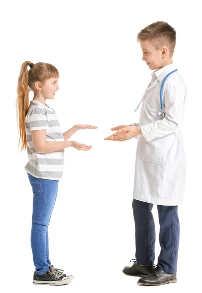 Mignon Petit Médecin Avec Patient Sur Fond Blanc — Photo