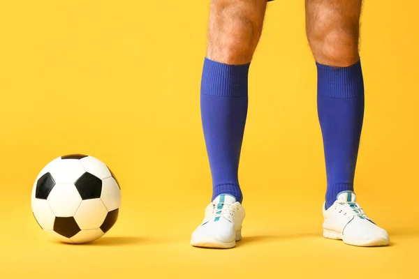 彩色背景的男足球员腿 — 图库照片