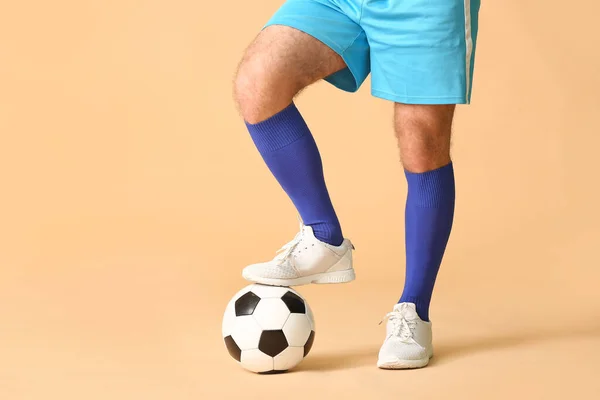 Piernas Jugador Fútbol Masculino Sobre Fondo Color — Foto de Stock