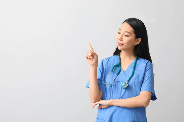 Kobieta Azjatycki Lekarz Wskazując Coś Tle Światła — Zdjęcie stockowe