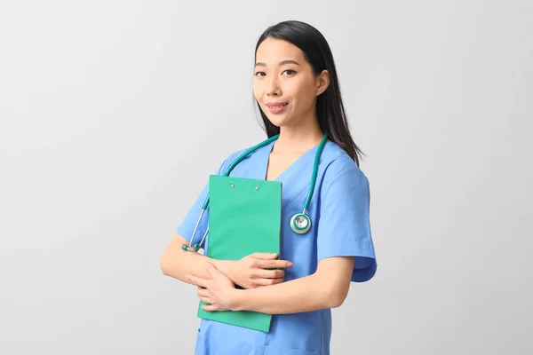 Femme Asiatique Médecin Avec Presse Papiers Sur Fond Clair — Photo