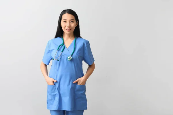 Femme Asiatique Médecin Sur Fond Clair — Photo
