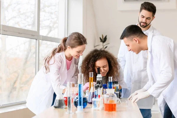 Young People Chemistry Lesson Classroom — Stock Photo, Image