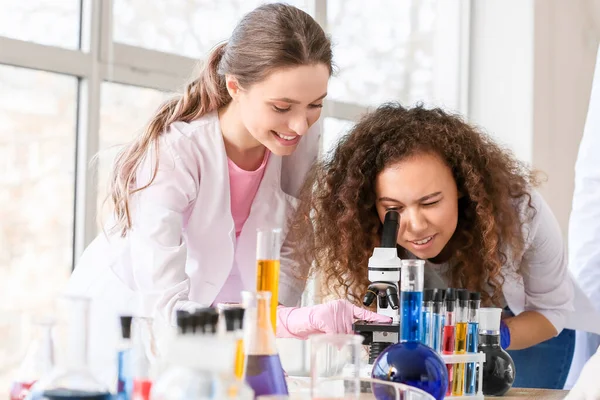 Young People Chemistry Lesson Classroom — Stock Photo, Image