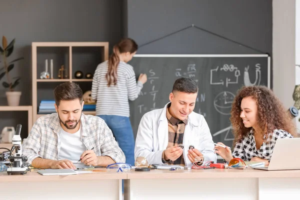 Young People Physics Lesson Classroom — Stock Photo, Image