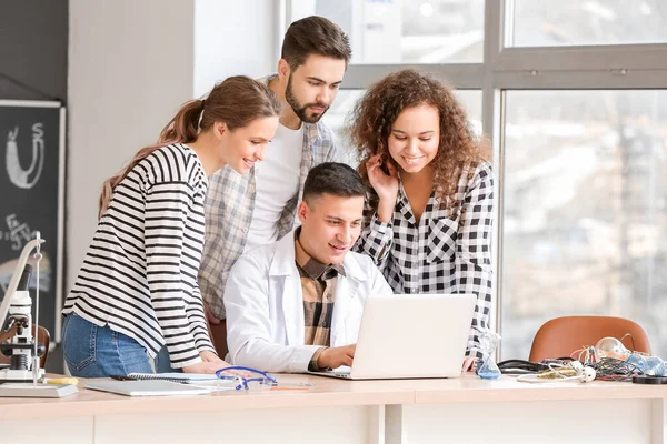 Jóvenes Clase Física — Foto de Stock