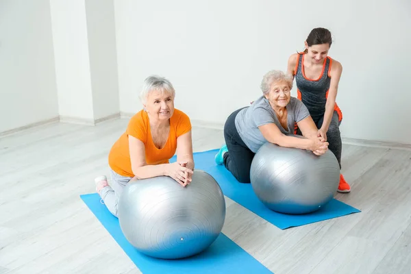 Young Trainer Helping Elderly People Training Gym — Stock Photo, Image