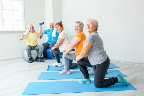 Starší Lidé Cvičí Tělocvičně — Stock fotografie