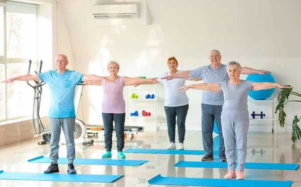 Spor Salonunda Egzersiz Yapan Yaşlılar — Stok fotoğraf