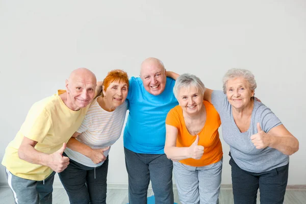 Mutlu Yaşlılar Jestlerini Spor Salonunda Gösteriyor — Stok fotoğraf