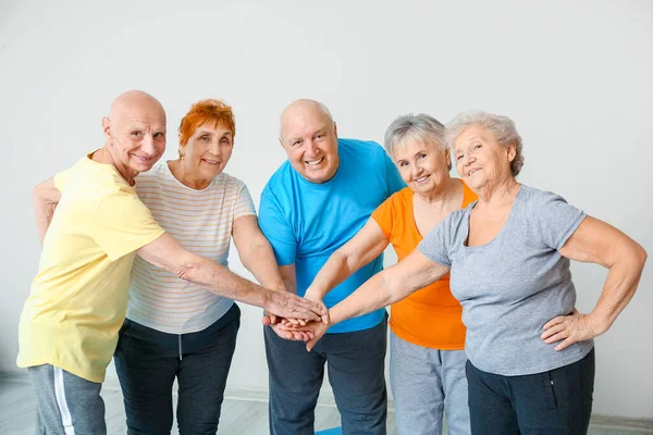 Szczęśliwi Starsi Ludzie Składający Ręce Razem Siłowni — Zdjęcie stockowe