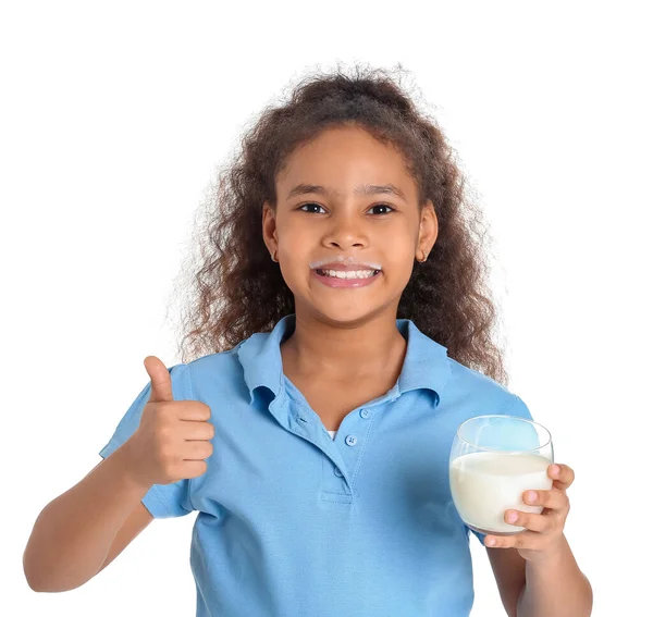 Piccola Ragazza Afro Americana Con Latte Mostrando Pollice Sfondo Bianco — Foto Stock