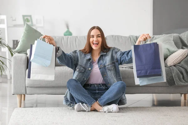 Junge Frau Mit Einkaufstüten Hause — Stockfoto