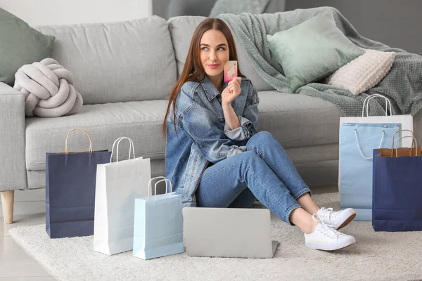 Mujer Joven Con Laptop Tarjeta Crédito Bolsas Compras Casa — Foto de Stock