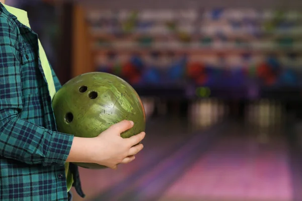 Little Boy Playing Bowling Club — Stock Photo, Image