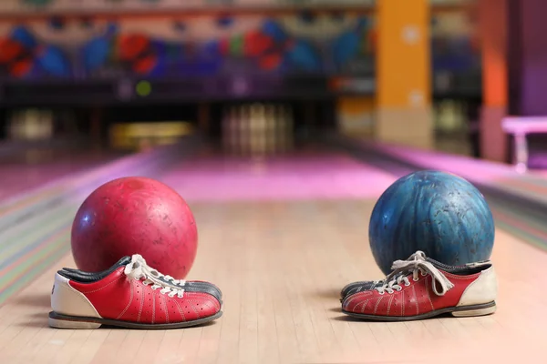 Bowling Kulübünde Toplar Ayakkabılar — Stok fotoğraf