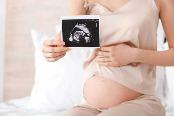 Беременная Женщина Сонограммой Дому — стоковое фото