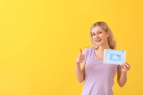 Young Woman Tablet Computer Checking Her Mail Color Background — Stock Photo, Image