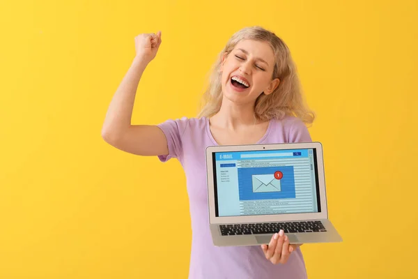 Mujer Joven Feliz Con Ordenador Portátil Que Comprueba Correo Electrónico —  Fotos de Stock