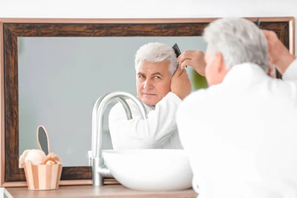 Mature Man Combing His Hair Bathroom — Stock Photo, Image