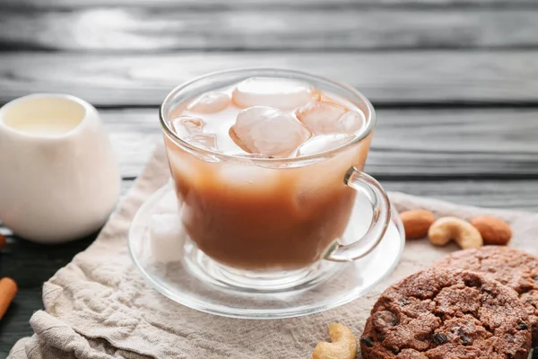 Чашка Вкусного Холодного Кофе Печеньем Столе — стоковое фото