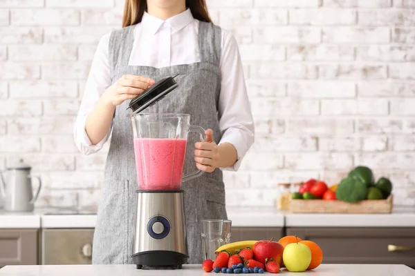 Woman Making Healthy Smoothie Home — Stock Photo, Image