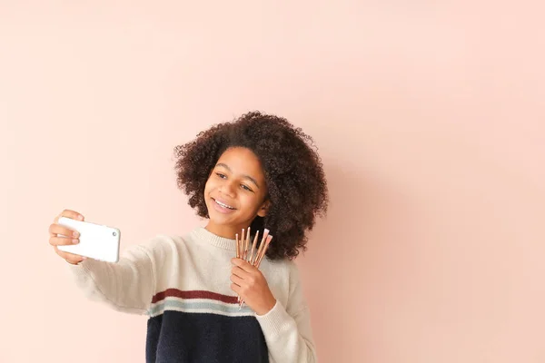 Blogger Adolescente Afroamericano Moda Con Teléfono Móvil Sobre Fondo Color — Foto de Stock