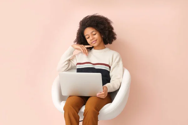 Afro Amerikaanse Tiener Blogger Met Laptop Kleur Achtergrond — Stockfoto
