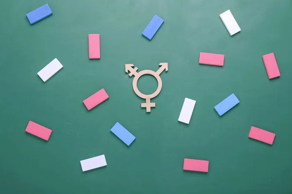 色の背景にトランスジェンダーのシンボル — ストック写真