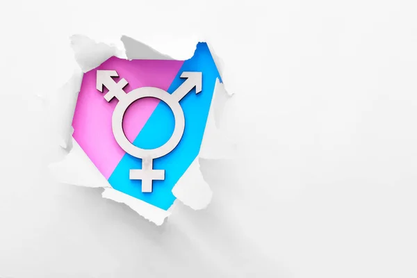 Renk Arkaplanı Üzerindeki Yırtık Kağıt Aracılığıyla Görünen Transseksüel Sembolü — Stok fotoğraf