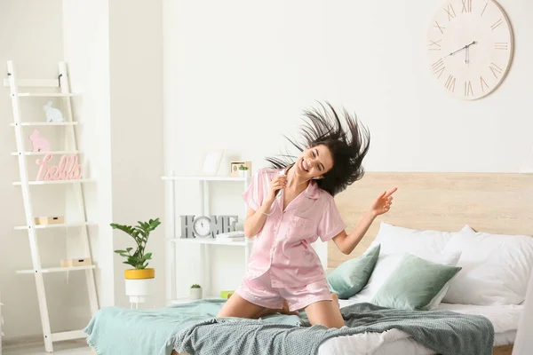 美しい若い女性は音楽を聴き 寝室で踊る — ストック写真
