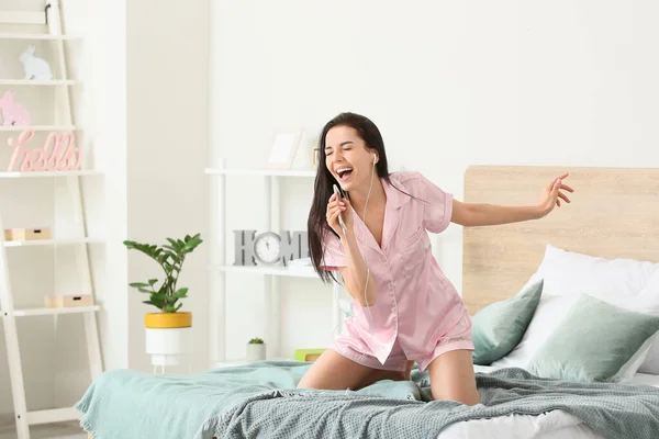 Mooie Jonge Vrouw Luisteren Naar Muziek Dansen Slaapkamer — Stockfoto