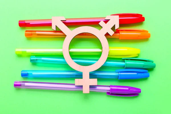 彩色背景上有变性人标志的钢笔 — 图库照片